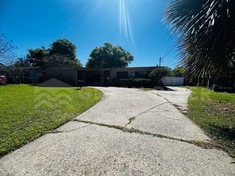 Jacksonville House: 246 Sara Dr