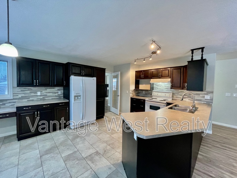 Kelowna House: 1838A Lipsett Court