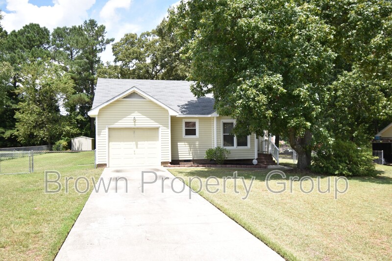 Raeford House: 121 Sprucepine Dr