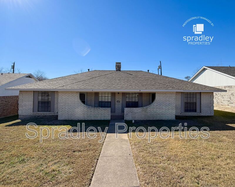 Temple Townhome: 3701B Ivanhoe