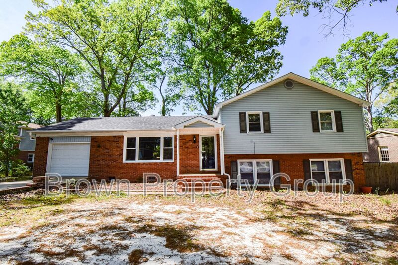 Fayetteville House: 1733 Swann St