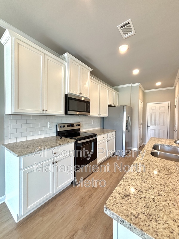 Oakwood Townhome: 5064 Silver Fox Trail
