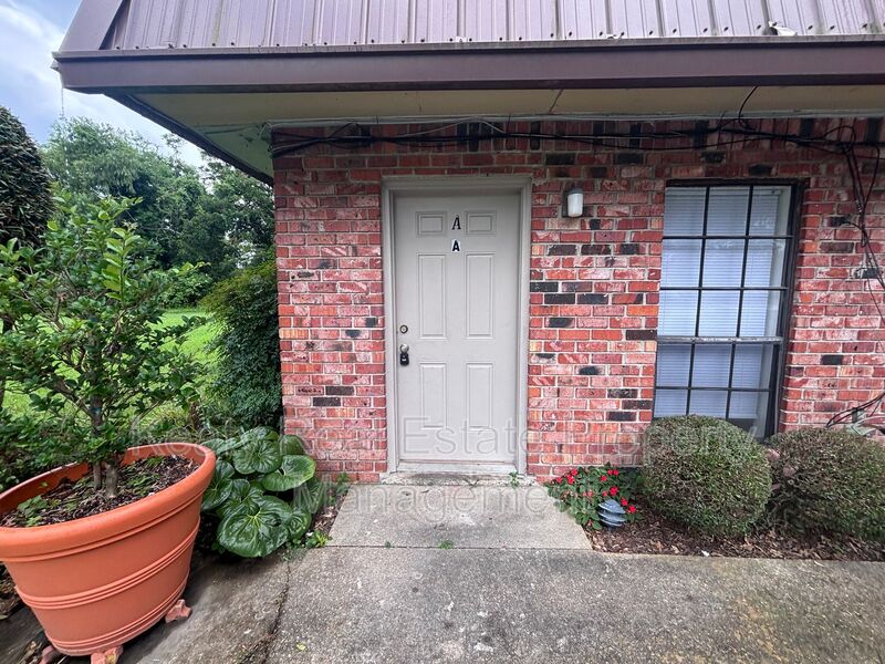 Lafayette House: 125 A Country Lane