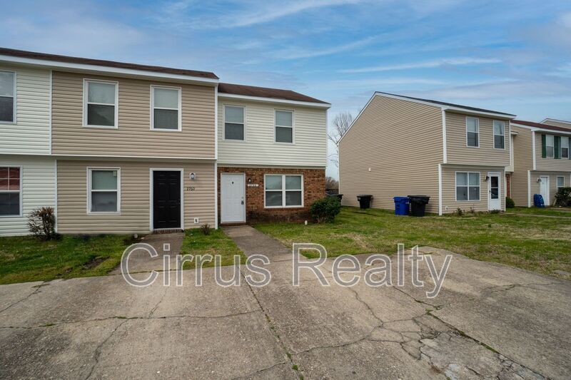 Portsmouth Townhome: 2756 Peach St