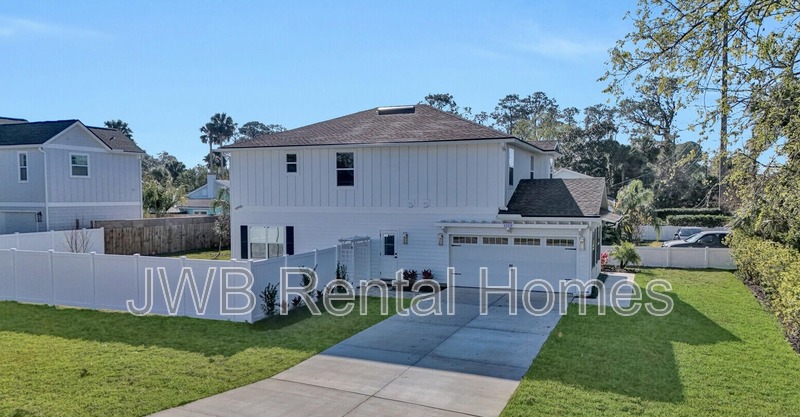 Jacksonville House: 1328 6th Ave N