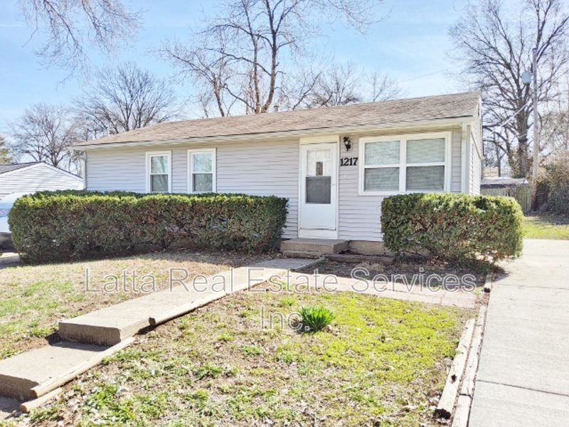Kansas City House: 1217 NE 44th Ter