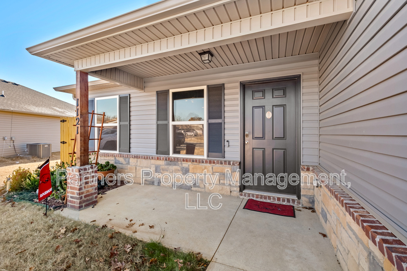 Fayetteville House: 1121 East Sparrow Circle
