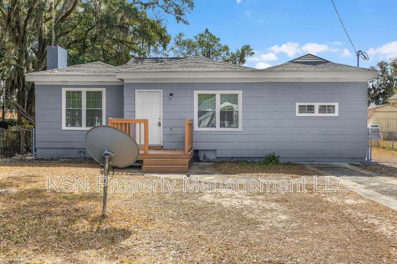 Savannah House: 245 W 73rd St