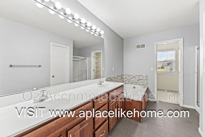 Lee's Summit Townhome: 2216 SW Rambling Vine Rd