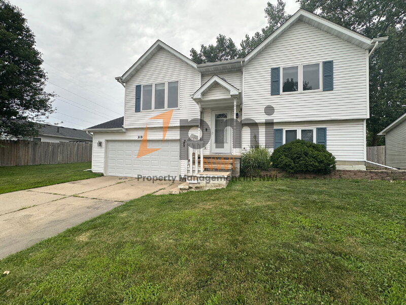 Valparaiso House: 219 Sandalwood Dr