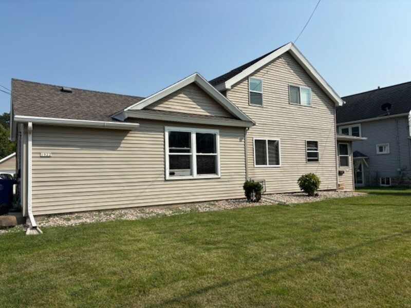 Oshkosh Condo: 1922/1928 Oregon Street - 1922