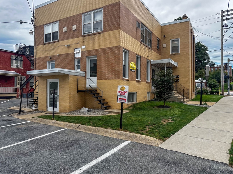 Lancaster House: 902 Columbia Avenue