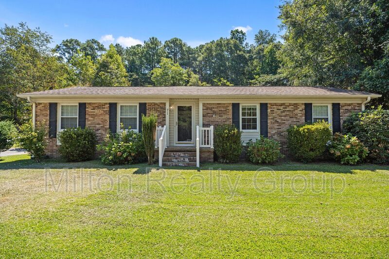 Lillington House: 71 Dogwood Lane