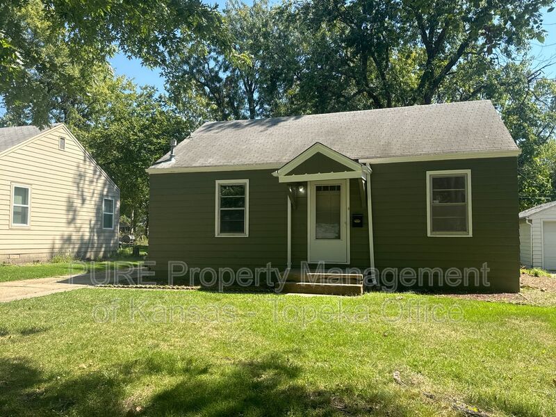 Topeka House: 2004 SW Medford Ave.