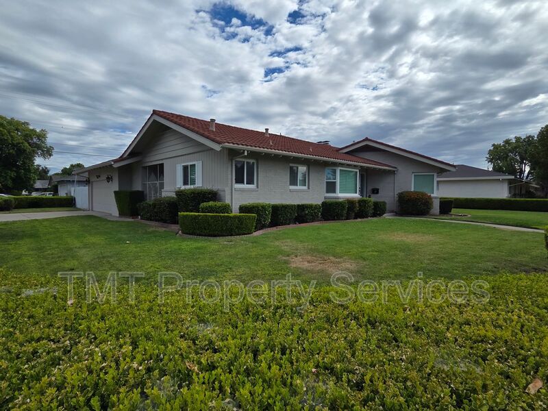 Stockton House: 9 W. Robinhood Dr.