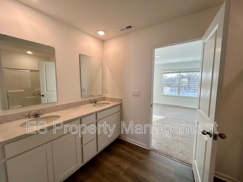 Beautiful, 2 Story Newly Built - 3 Bedroom, 2.5 Bath!  - Photo 19