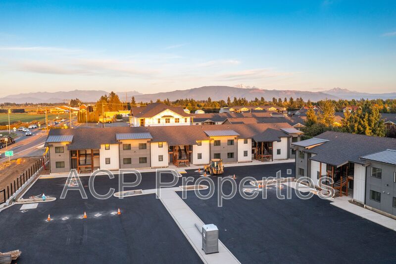 Lynden House: 667 E Badger Rd