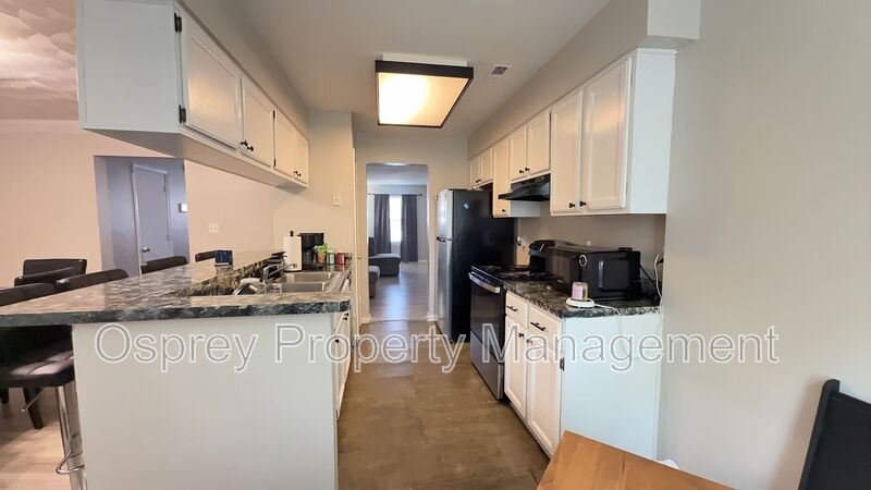 Beautiful 3BR Townhome in Gated Kings Square Community - Photo 3