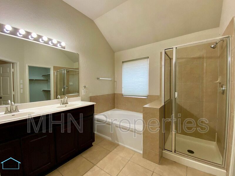 LARGE 3-bed, 2-bath single story in the NW near 1604 and I-10, right off I-10 and Boerne Stage Rd! - Photo 10