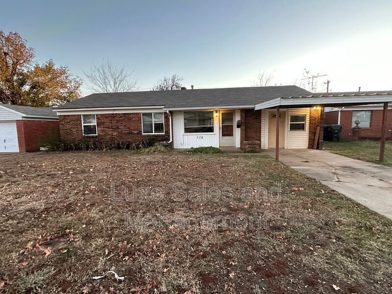 Midwest City House: 116 W. Rose Drive