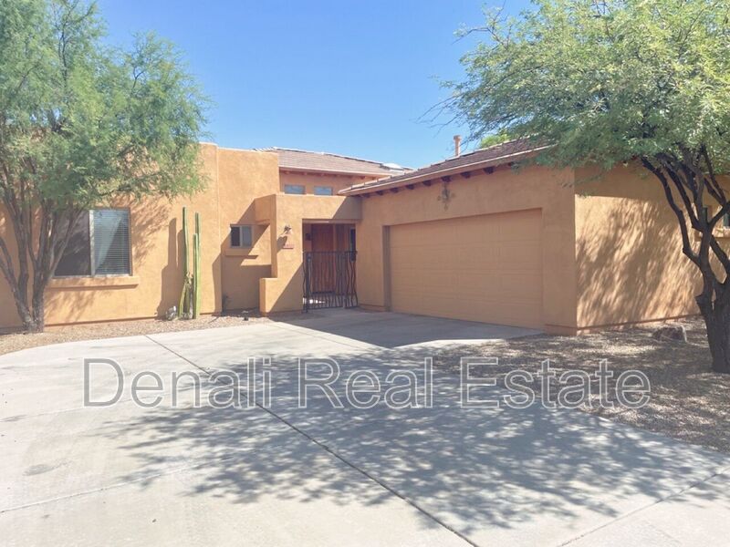 Tucson House: 8069 N Painted Feather Drive