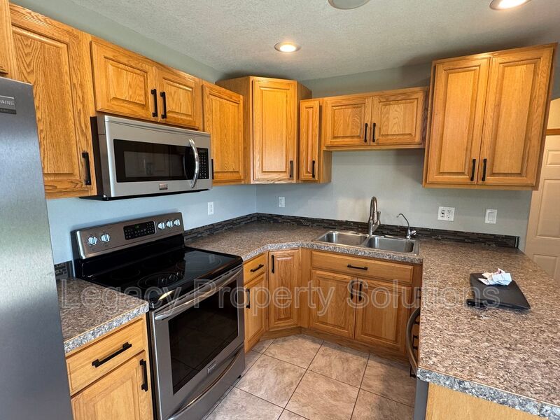 Bismarck House: 1832 Assumption Dr