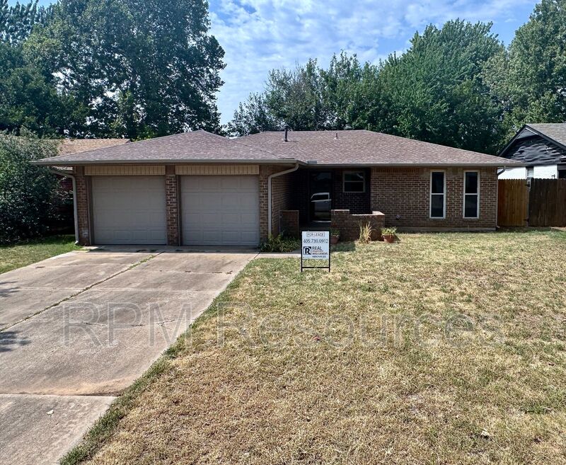 Edmond House: 405 Meadow Lake Dr