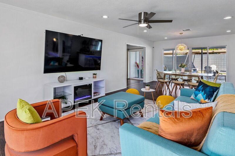 Palm Springs House: 980 N Buttonwillow Cir