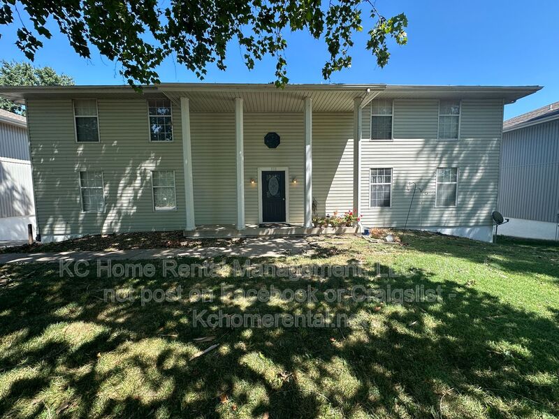 Grain Valley House: 211 NW. Barr Rd.