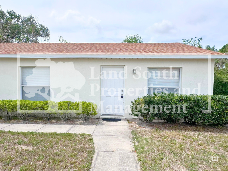 Lakeland House: 5863 Charlton Drive