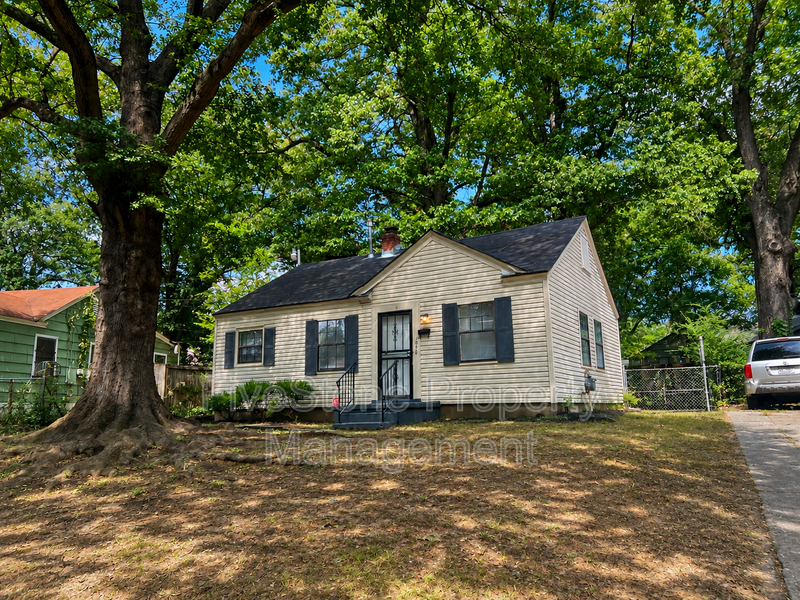 Memphis House: 1300 Robinhood Ln