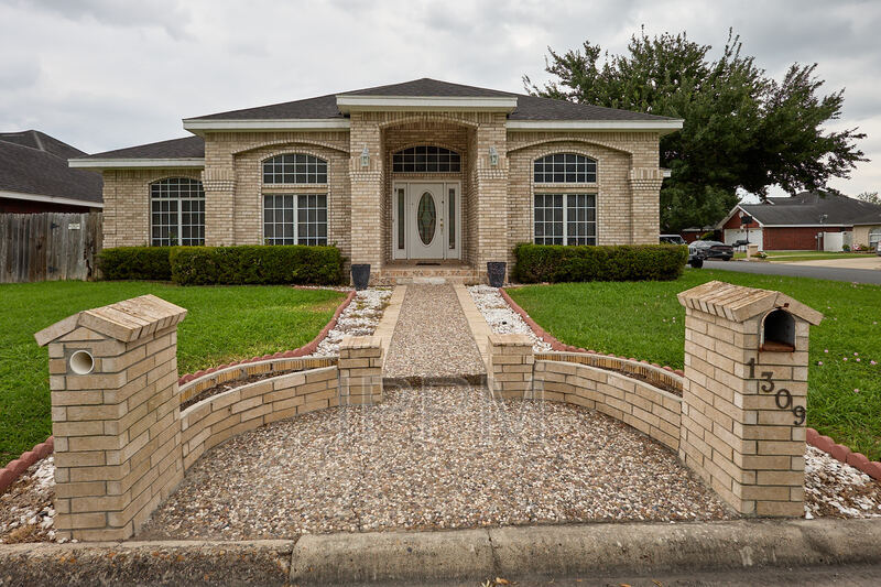 Harlingen House: 1309 Summerfield Ln