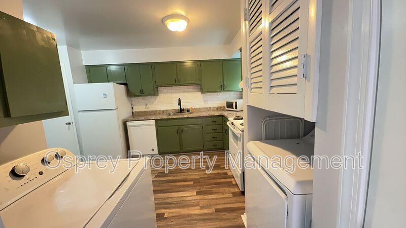 Spacious 3-Bedroom Norfolk Townhome with In-Unit Laundry and Fenced Outdoor Space - Photo 4