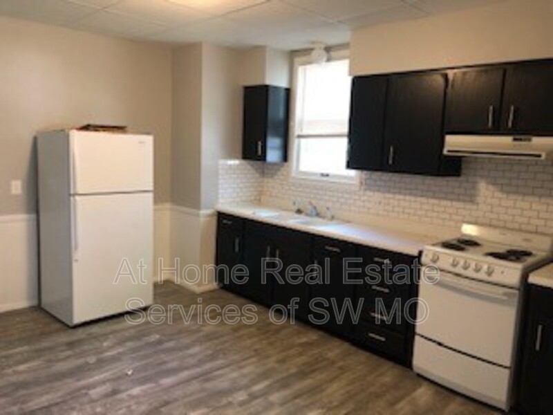 Springfield House: 635 S Main