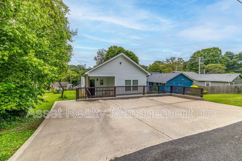 Knoxville House: 619 Midlake Drive Northeast