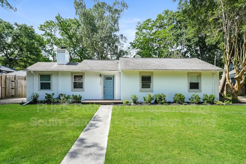 Charleston House: 1239 Sunset Dr