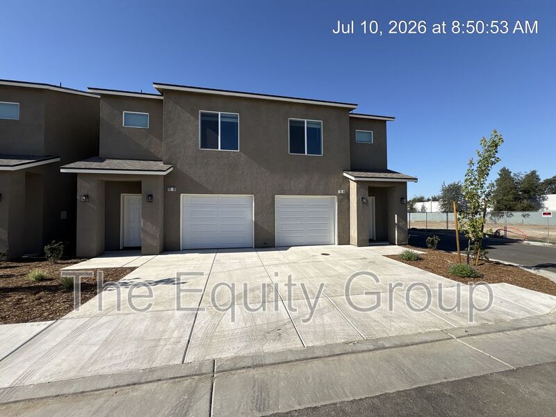 Visalia Condo: 725 S Pinkham