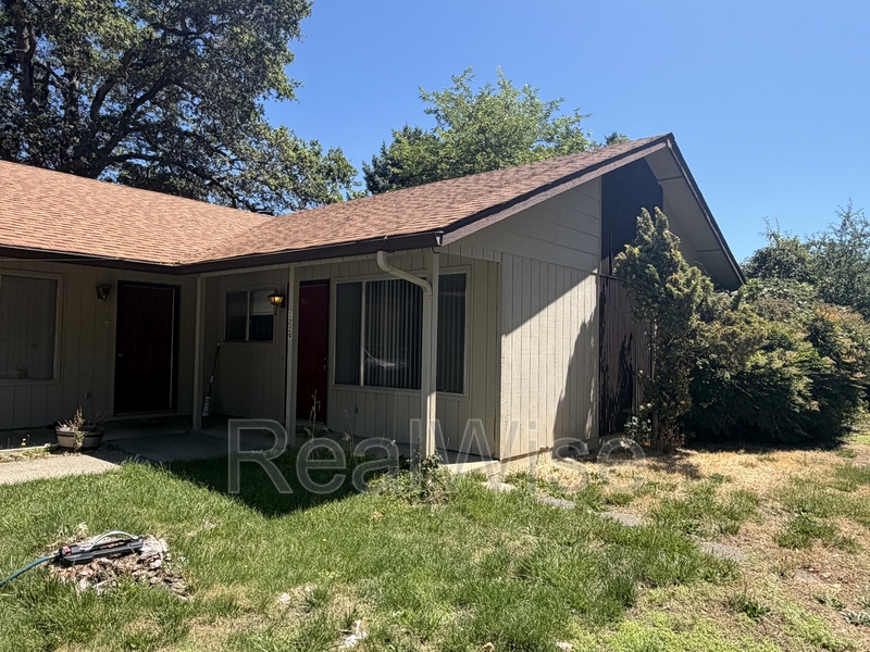 Grants Pass Condo: 1229 NW Highland Ave