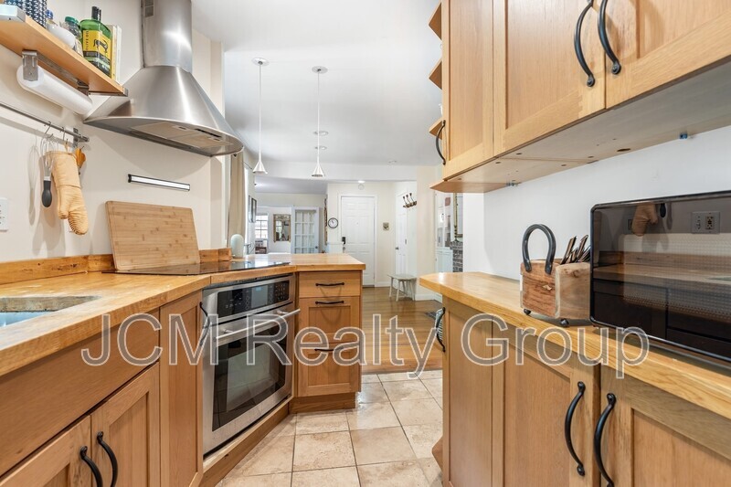 Boston: Beacon Hill Condo: 61 W CEDAR STREET