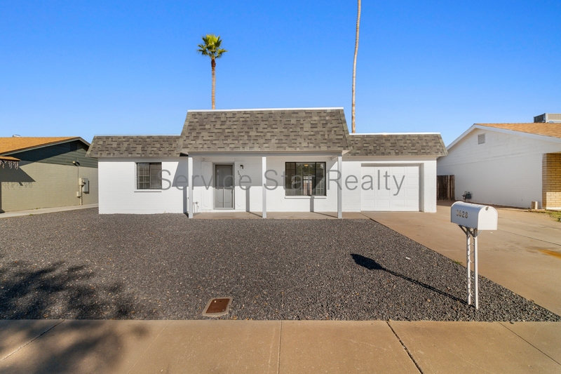 Phoenix House: 3628 W Altadena Ave