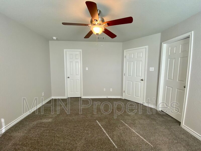 3 bed/2.5 bath/1 car garage townhome located in the heart of Selma, easy access to1604 and I-35! - Slider navigation 6