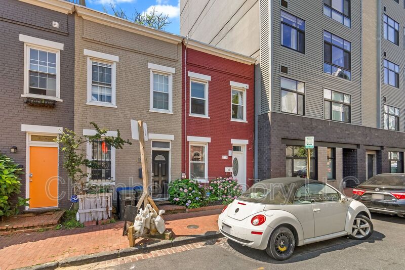 Washington House: 219 Parker St. NE