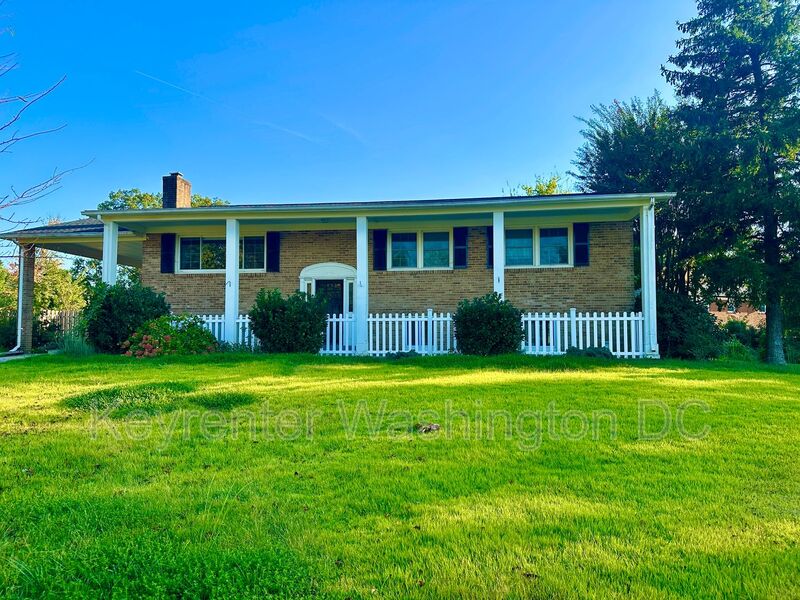 Fort Washington House: 311 Lourdes Dr