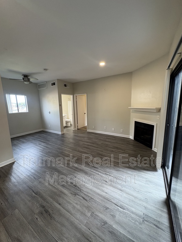 Burbank Condo: 701 N Hollywood Way