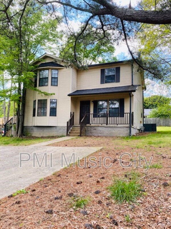 Dickson Condo: 206 Reeves St