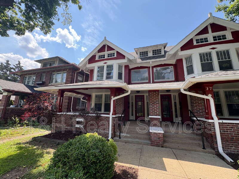 Indianapolis Condo: 39 E 32nd St Upper 39