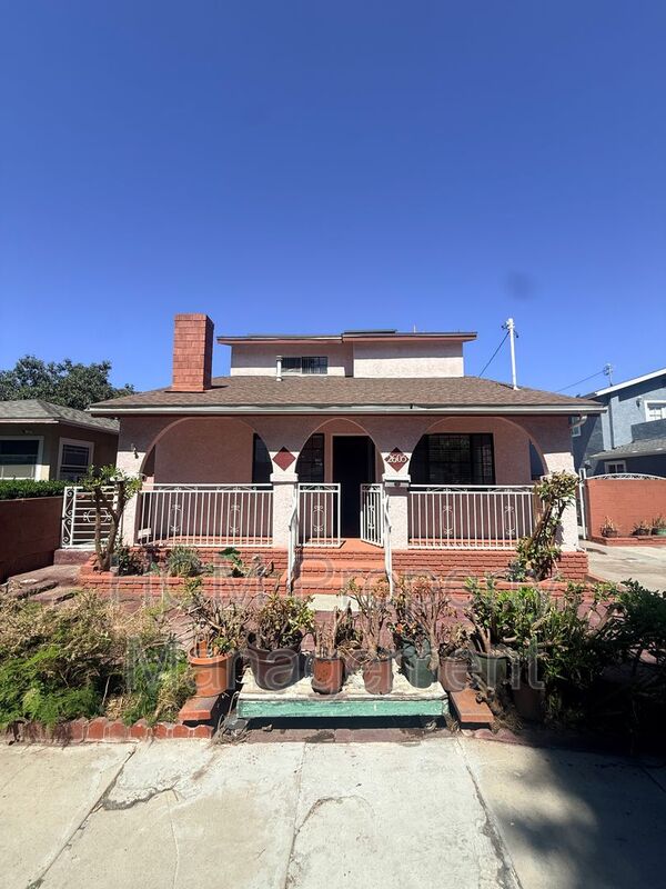 Long Beach House: 2605 E. Washington St.