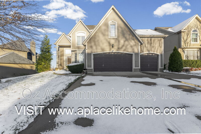 Overland Park House: 14305 Robinson St