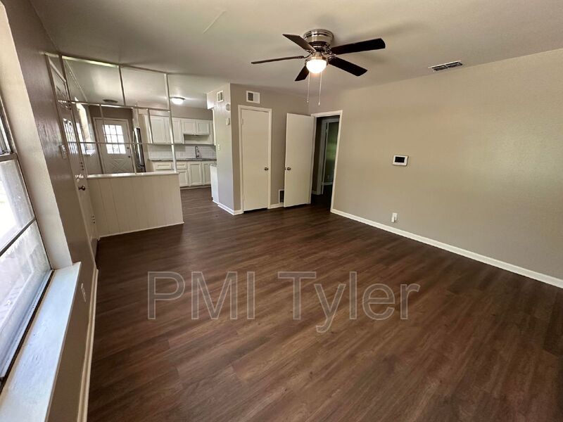 Tyler House: 2007 Bradshaw Drive