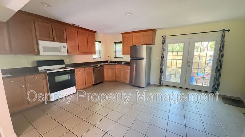 Spacious 3-Bedroom Home with Primary Suite! - Photo 3